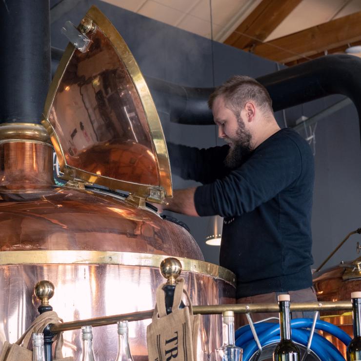 Brauer am Bierbrauen