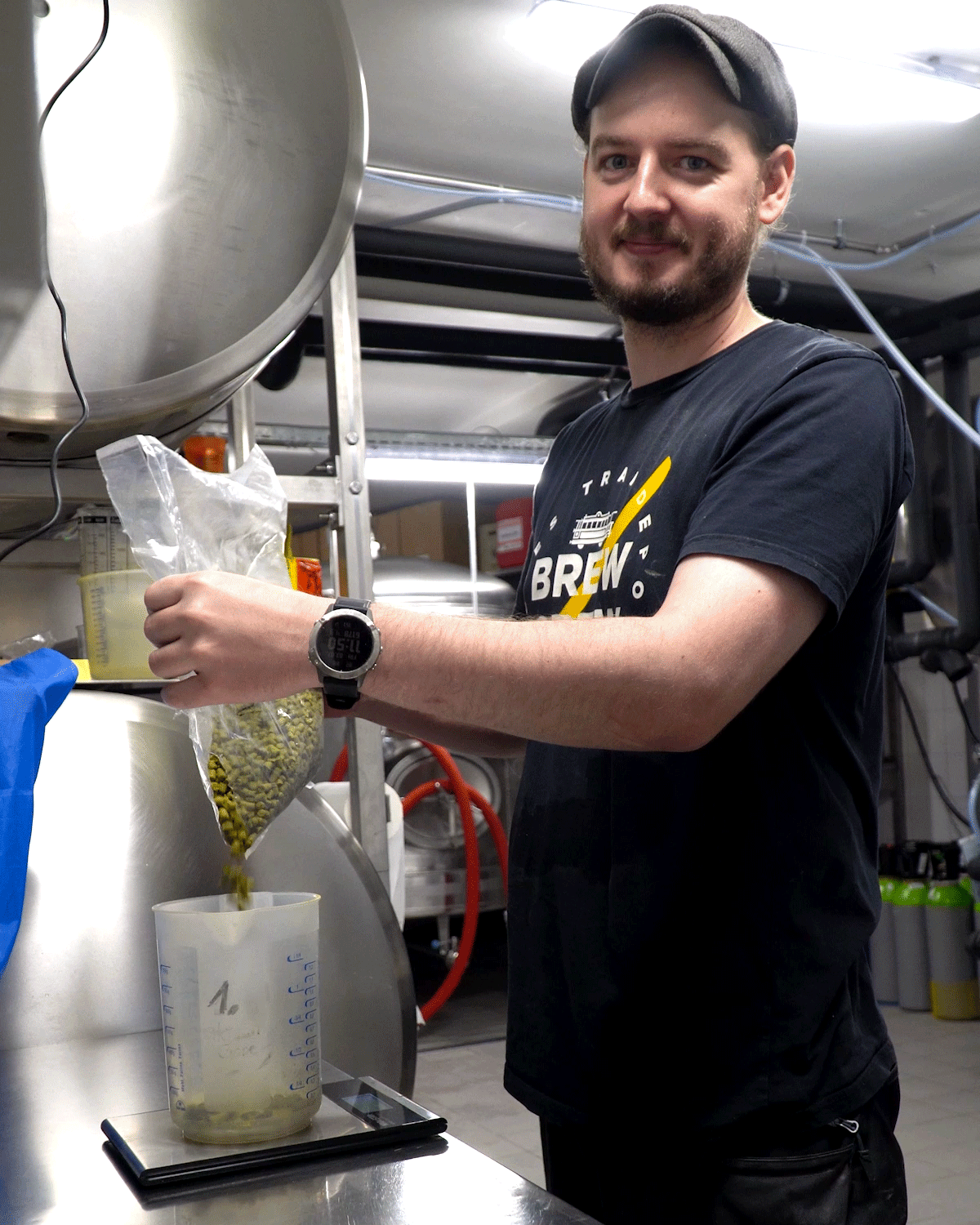 GIF von Brauer Philipp beim Hopfenwägen