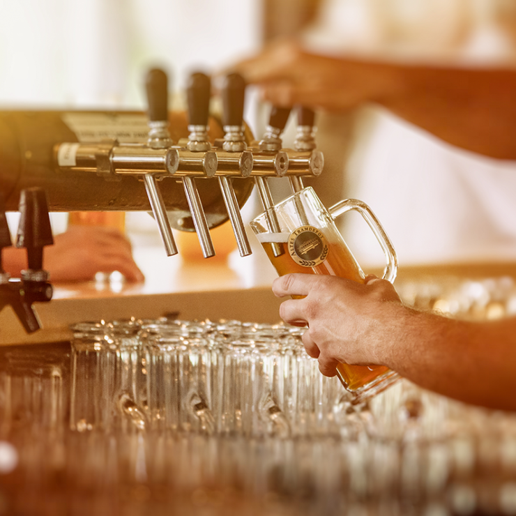 Mitarbeiter Zapft Bier an Bar